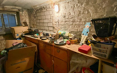 Vollgestellter Keller vor der Haushaltsauflösung in Moers